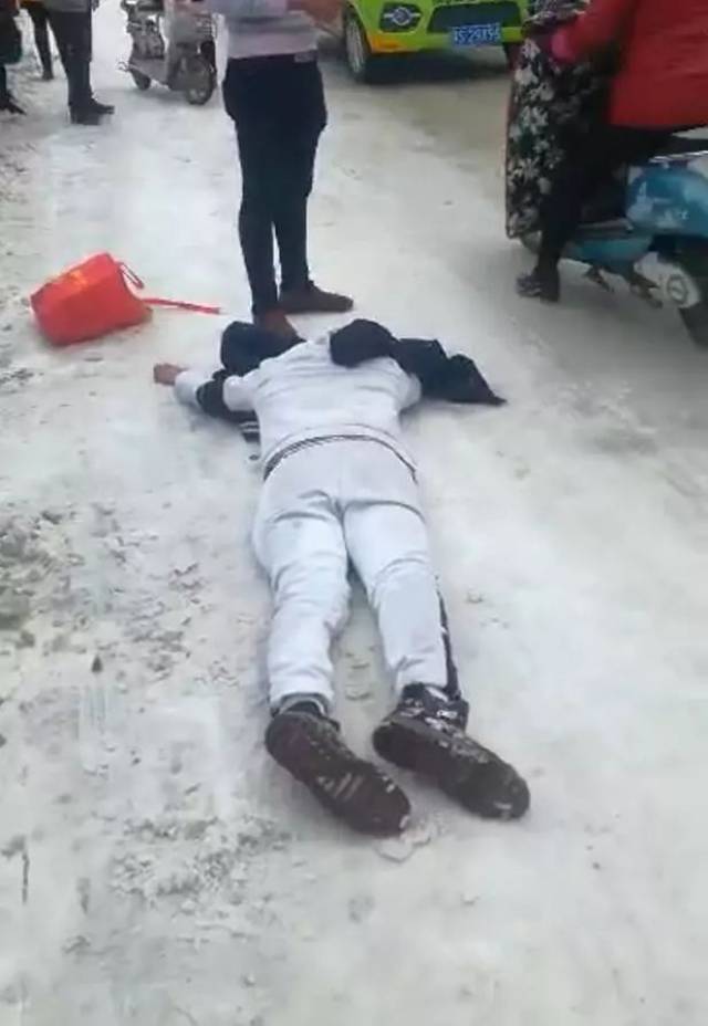 冻僵了!潢川一男子疑似醉酒后摔倒在雪地里爬不起来,朋友圈都在传.