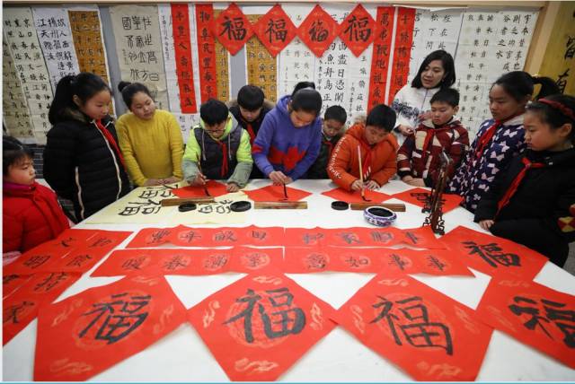 淮北市翠峰小学"浓浓墨香迎新春"写春联活动-文化频道-手机搜狐