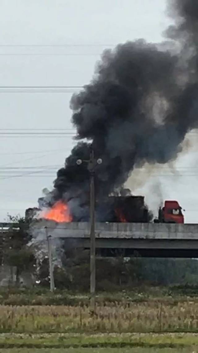 潮惠高速棉湖上浦路段一火车发生着火,现场黑烟滚滚