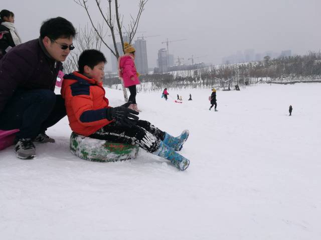 暴雪刚停,合肥森林公园让人脑洞大开的滑雪工具