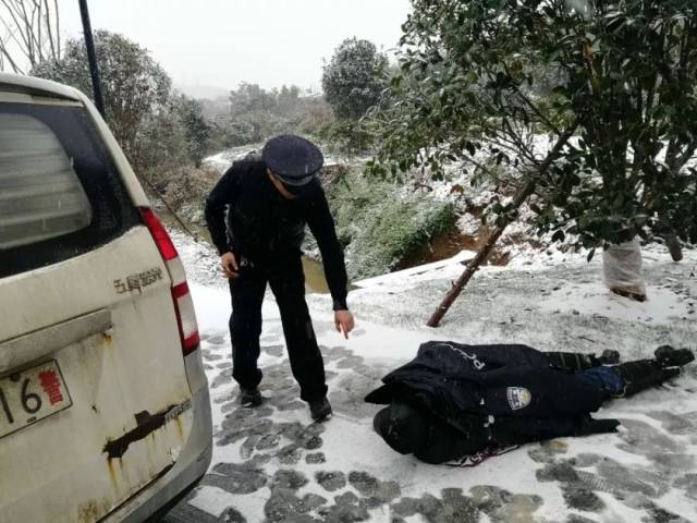 电动车雪地滑坡,骑车男摔倒冻成"雪人,民警来后先把外套脱了