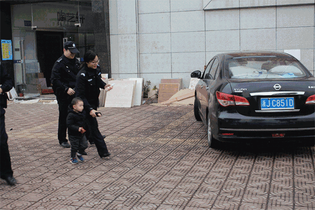 一路口车来车往,两岁迷路男孩边哭边游荡,粗心父母竟然毫不知情!