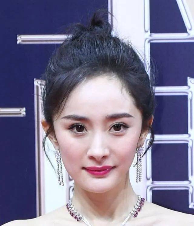 适合扎丸子头的6位女明星,迪丽热巴上榜,杨幂第2,第1非她莫属