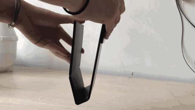 顶部采用了磁石吸附设计,可以夹便签纸和撕下来的日历~ a:可看下方gif