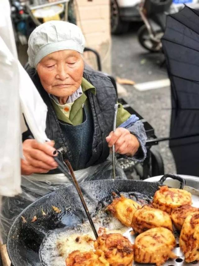 油墩子,老虎脚爪!恐怕只有阿拉上海人才能吃出它的仪式感