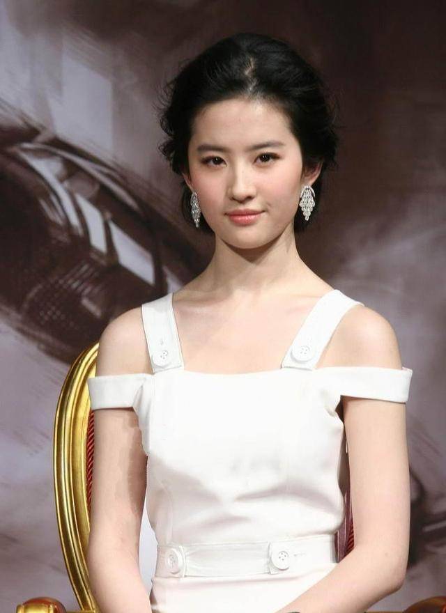 10,章子怡 章子怡,是外国人眼中最标准的东方女人,容貌很美,五官精致