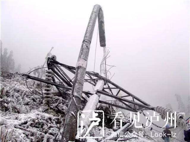 雪中倒下的电杆 从2008年1月11日起,一场罕见的极寒低温冰冻灾害