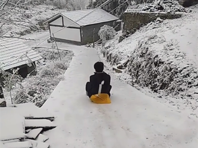 路面秒变滑雪场市民自制器具滑雪