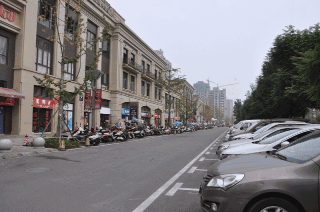 道路开阔能够满足足够消费人群的滞留,进一步保证商业街的聚合力