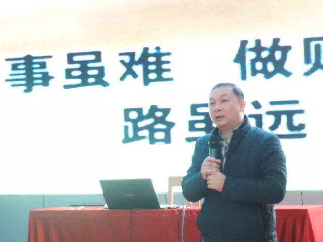 马银昌级长说,同心协力,共建和谐级组,认真学习努力提高教育教学水平