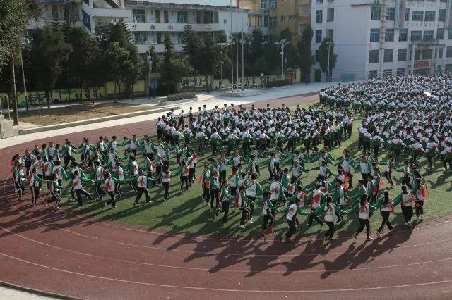 中华布依第一县竹鼓转场舞不断贵州省册亨民族中学体育艺术教育弘扬