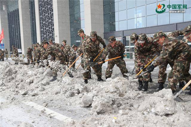 1月27日,武警安徽总队合肥支队官兵在合肥南站落客平台清扫积雪.