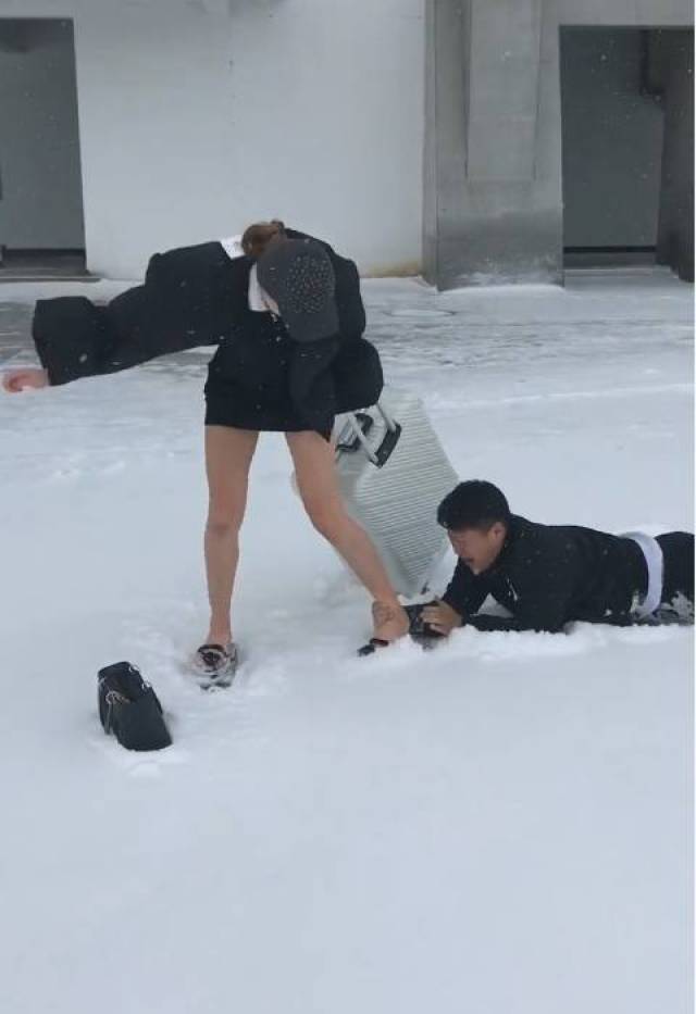 小伙趴在雪地里抱着女友的大腿崩溃大哭,原因让人大跌眼镜