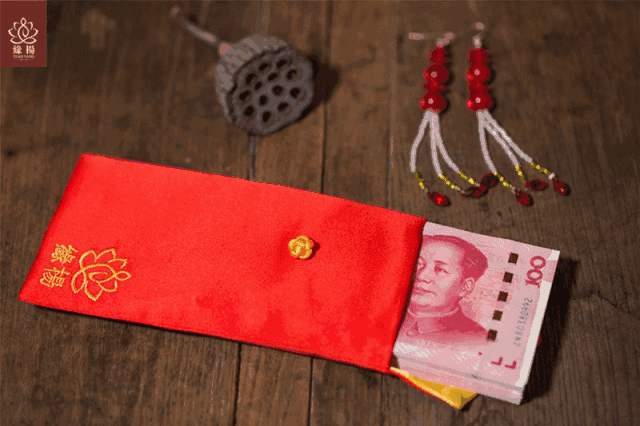 红色绸布做面,金黄色薄缎做里子 配以刺绣精心绘制的可爱小狗 小巧的