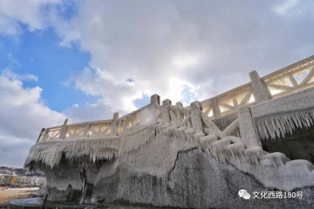 神州大地都在晒雪景时,小城威海开始赏冰棱了