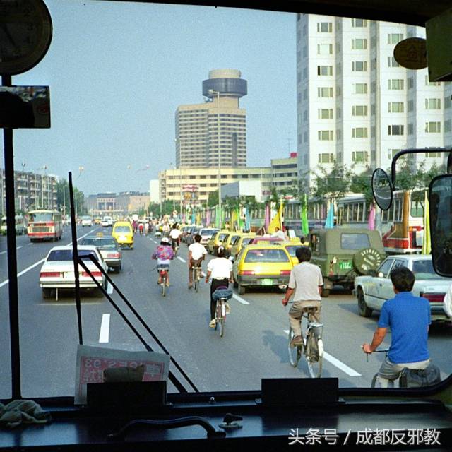 北京,新源南路街景;拍摄于1993年9月2日.