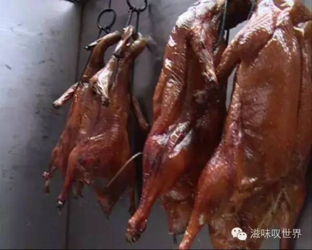 让人不禁垂涎欲滴 不过刚出炉的烧鹅会皮肉收缩 还需要稍等一下才能吃