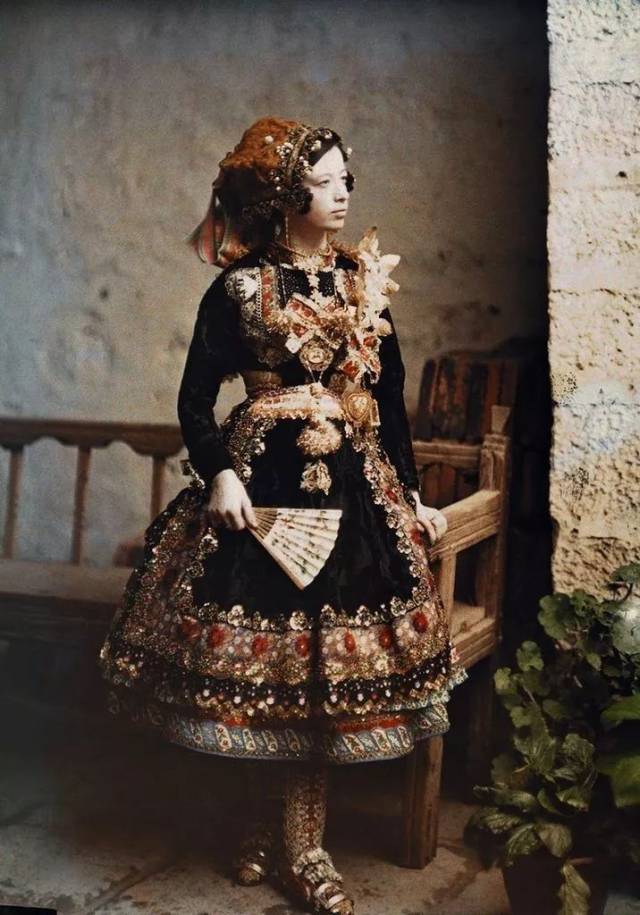1924年,穿着传统服饰的西班牙女孩