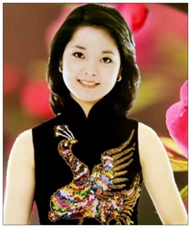 怀念你,怀念从前 但愿那海风再起 只为那浪花的手 恰似你的温柔 小城