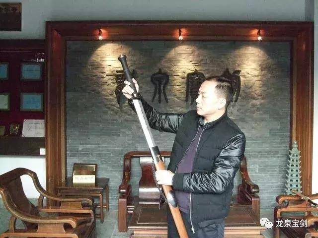 张叶胜——现今的"龙泉宝剑"掌门人,18岁时,为了传承铸剑这门百代技艺