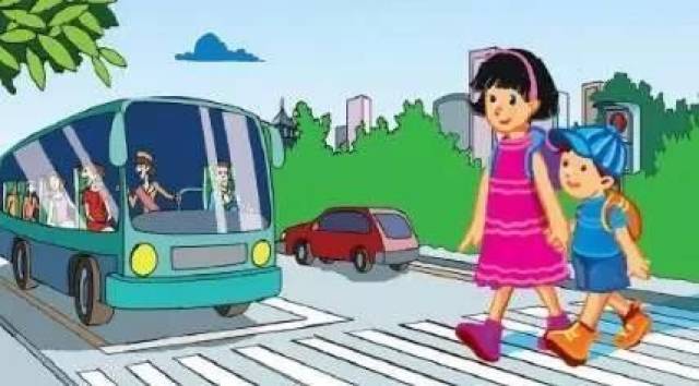 行走时遵守交规,教育孩子不要在路上嬉戏,打闹