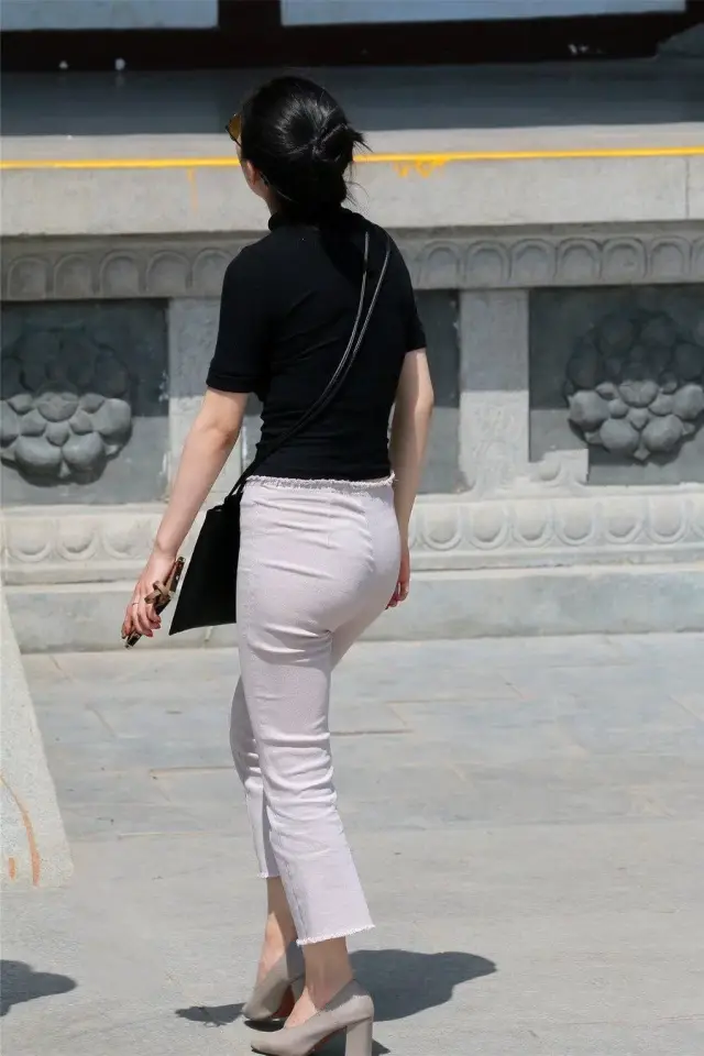 街拍美女:包臀紧身裤美女少妇好身材