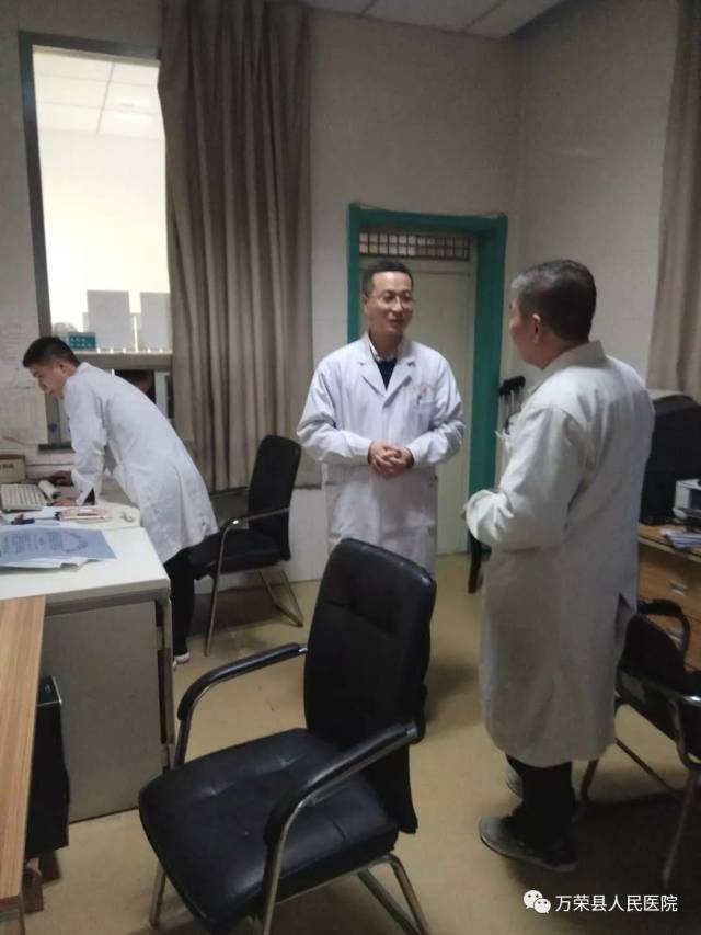 运城市中心医院影像科主任张崇杰来万荣县人民医院ct室指导工作