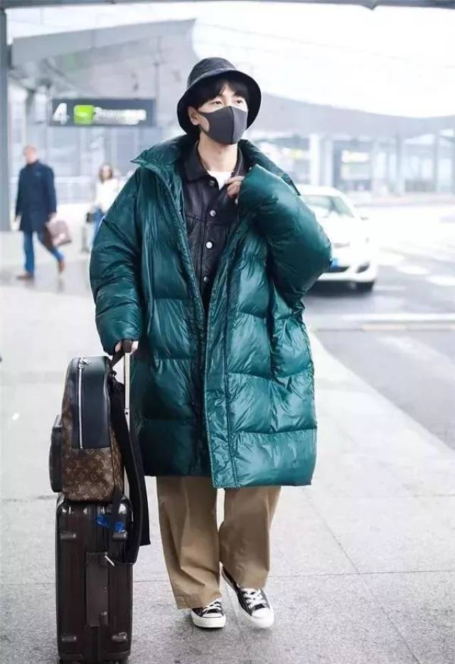 oversize羽绒服给出全新的搭配方案,原来配着阔腿裤既潇洒随性又不娘