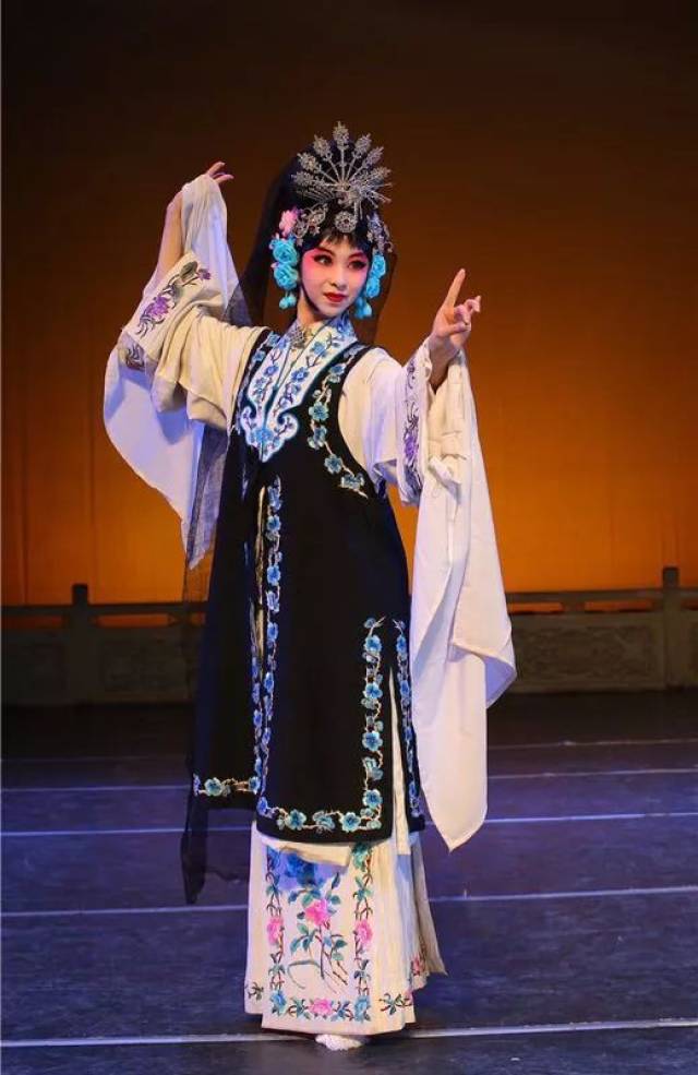 主攻刀马花衫,现任龙岗区新亚洲学校教师,龙岗区京剧协会理事