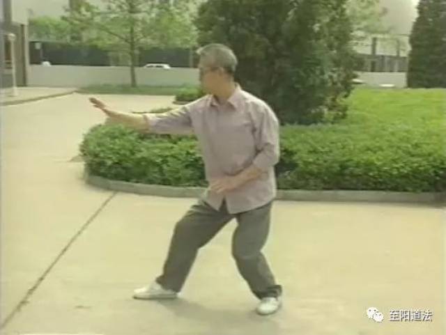 【国术课堂】三体式具体练法、效用及常见问题纠偏