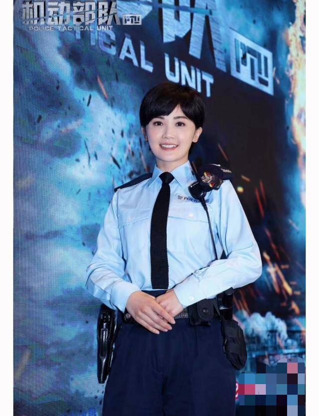 不是第一次!阿sa超短发再演警察,露出小虎牙似假小子