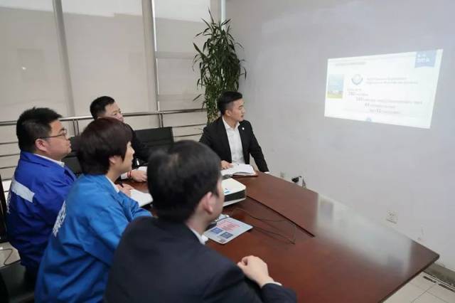 图为董力源与团队讨论 2011年,中天钢铁1780万吨铁矿石中,仅有400万