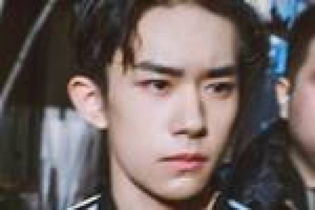易烊千玺解锁新发型,男孩撩起来原来也man的不像话