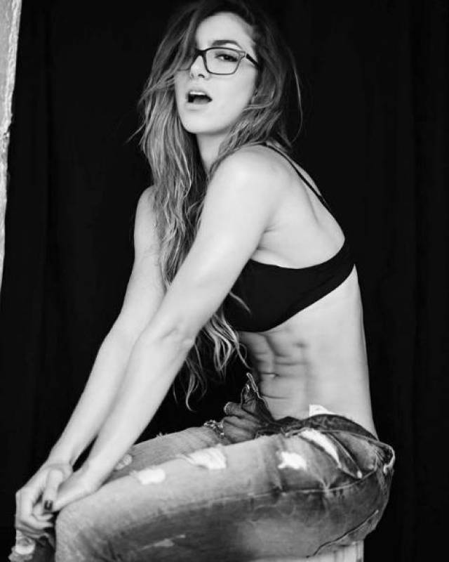 哥伦比亚模特女网红又晒美照，完美腹肌竟显女神风范!