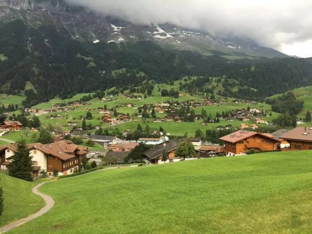 格林德瓦尔德是少女峰下一个宁静的小镇,在这里有雪山,草地,湖泊