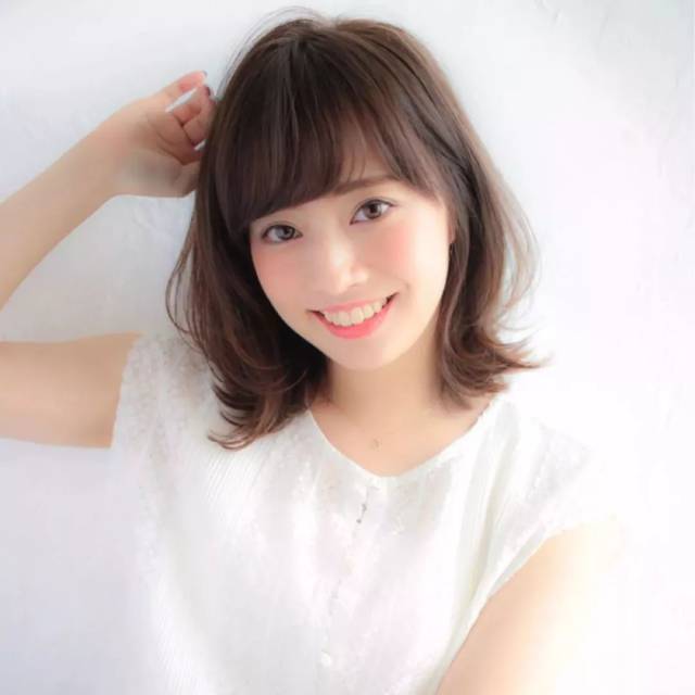 长圆形脸,因为脸本身就会有点长,所以拉长脸型的中分发型就不是很适合