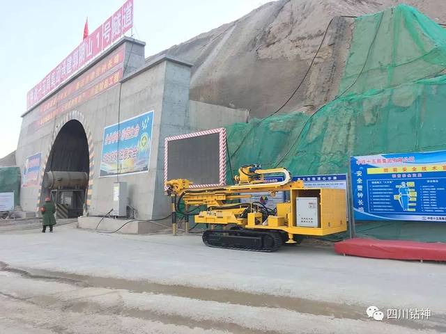 dw702双臂凿岩台车在某高原隧道里的施工现场.