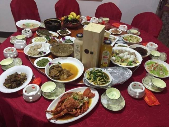 农村有钱人家摆酒席,半夜开始备菜,龙虾鲍鱼海参应有尽有