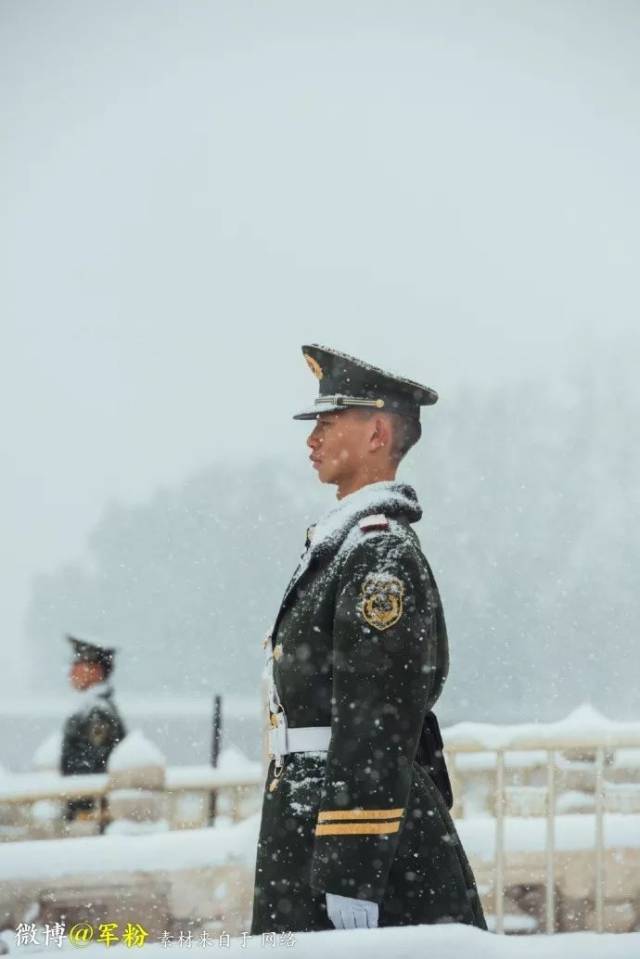 有一种意志和精神 是站似松,卧如钟 海拔4700米的雪域高原上 边防哨兵