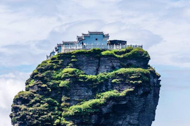 建在山顶上的寺庙,据悉斥资上千万来建成,吸引无数游客前来祈祷