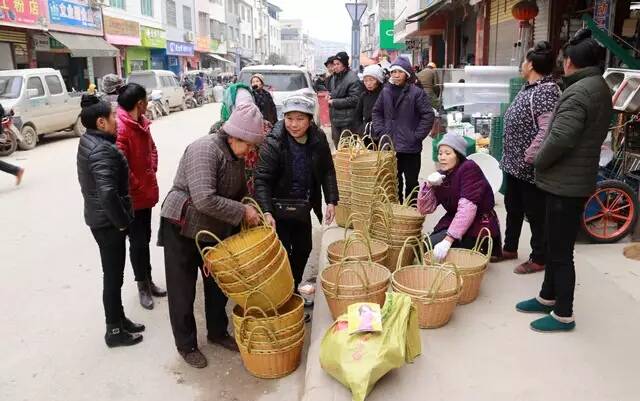 贵州从江:乡村赶集农民极早备年货