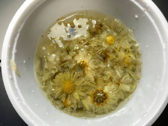 餐厅经理对此回应因菊花茶是有机食品,和国内喷过