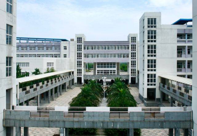 声琅琅的教室这里有的是典雅幽静的林荫小道by 浙江省宁波中学官网by