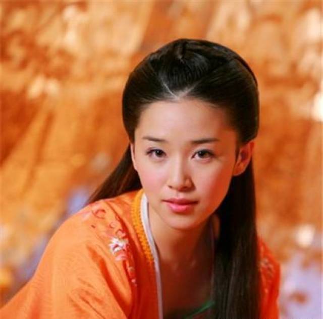 杨幂上演湿身诱惑太抢镜了吧,人蒋欣穿个睡衣