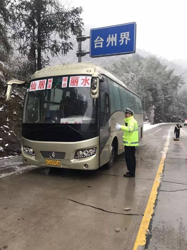 仙居老交警,横溪中队59岁的麻汉林同志带领警员在纷飞的大雪中坚守在