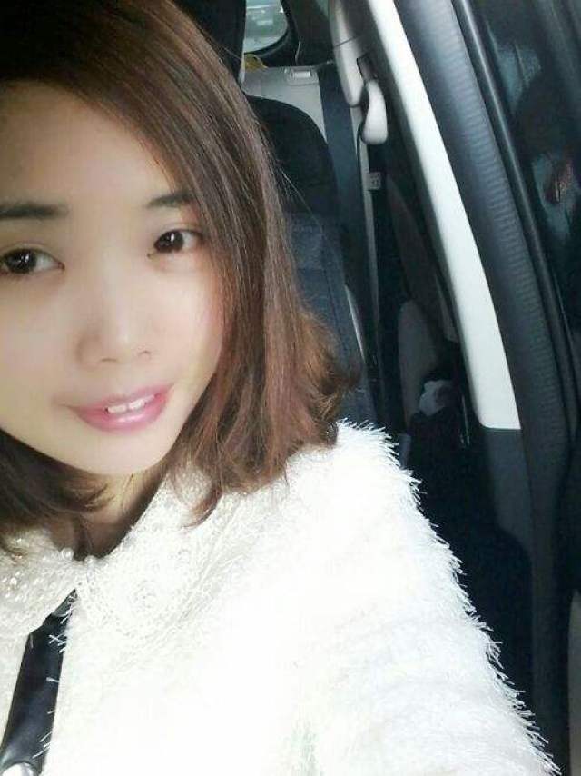 美女在车上玩自拍,网友说人不如车,不信你试试价格