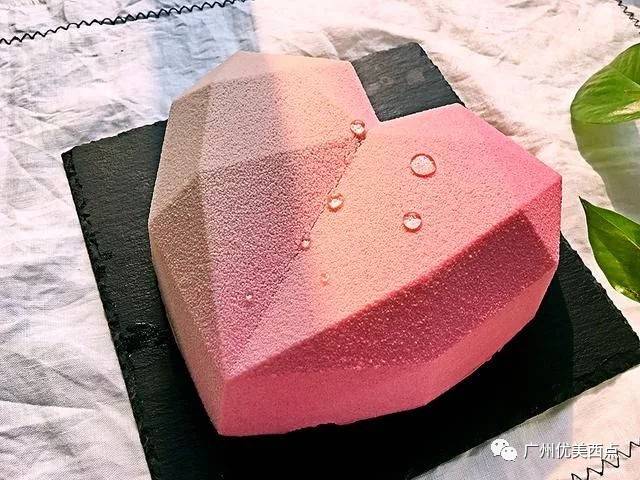 优美西点原来喷砂慕斯蛋糕是这样做出来的