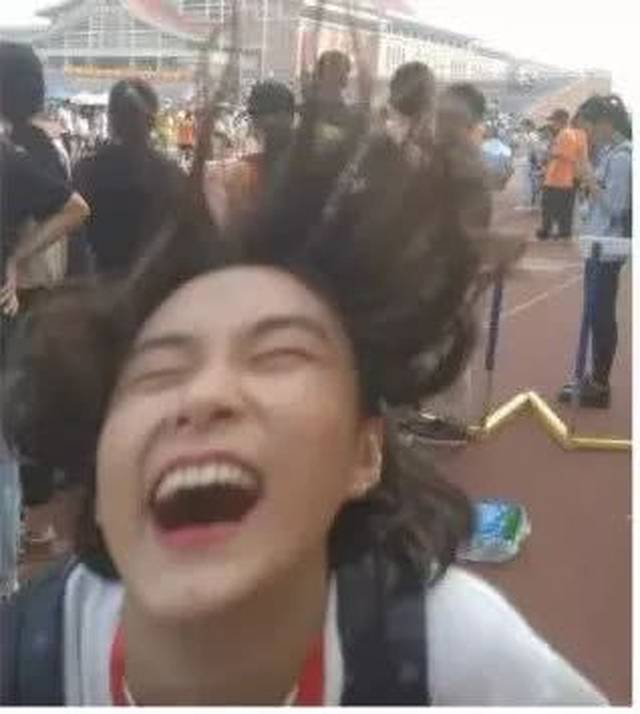 下雪让男朋友帮我拍张照,只有更丑-搞笑频道-手机搜狐