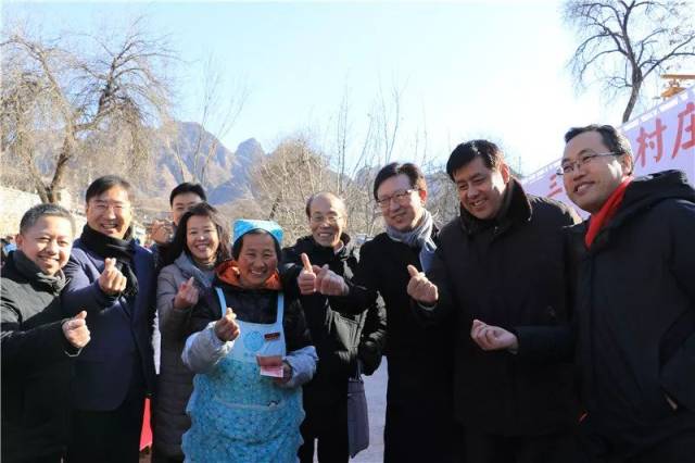 中国三星分享村庄项目麻麻花的山坡2017分红大会在南峪村举行