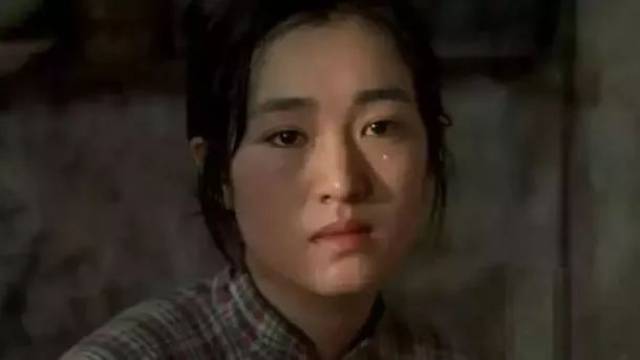 比如在《活着》这部电影里,凤霞生产因大出血而死,这段戏,巩俐哭了两